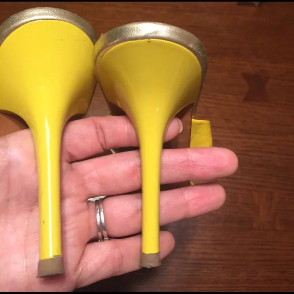 Richard Tyler Yellow Slides Sz 8 - Picture 5 of 8